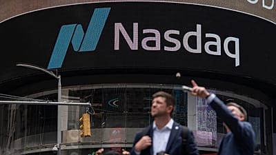 Varias personas permanecen frente al Nasdaq MarketSite en Nueva York, seis de agosto de 2026.