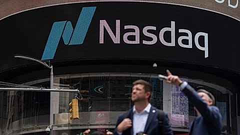 People stand outside the Nasdaq MarketSite in New York, 6 Aug. 2026