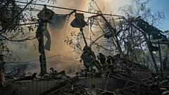 Kharkiv'de, 1 Haziran 2026'da Rus hava saldırısında yıkılan bir binadaki yangını kurtarma ekipleri söndürüyor.