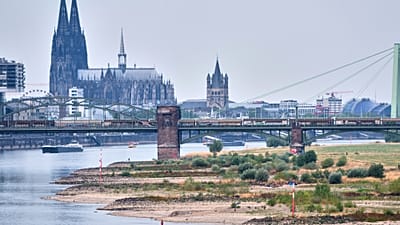 На реке Рейн у Кёльнского собора (Кёльн, Германия) уменьшилось движение судов из‑за обмеления на фоне жары и продолжительной засухи, 3 авг. 2026 года.