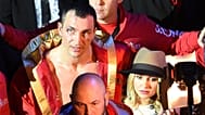 El ucraniano Wladimir Klitschko y su esposa Hayden Panettiere salen tras la derrota ante el británico Tyson Fury por el título mundial el 29 de noviembre de 2015.