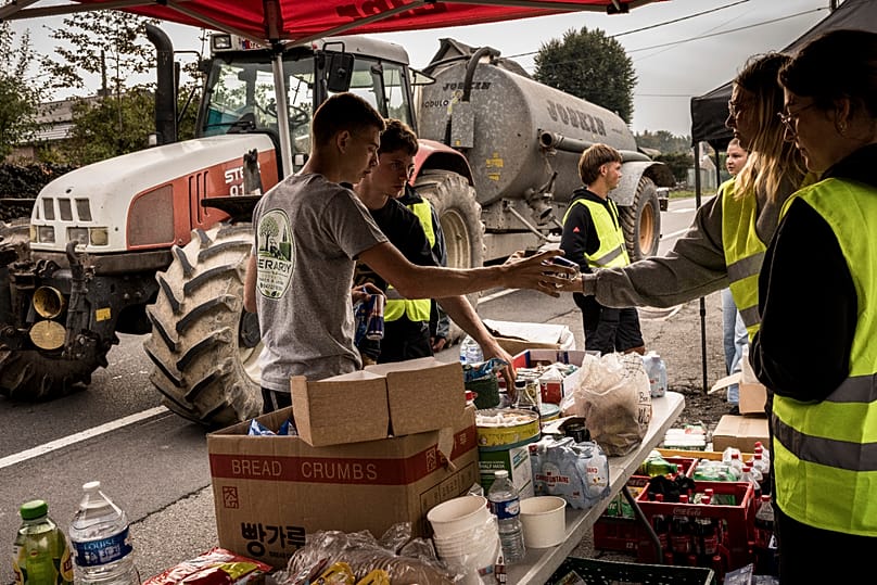 Εθελοντές προσφέρουν φαγητό και νερό σε αγρότες και άλλους εθελοντές που συμμετέχουν στην κατάσβεση δασικής πυρκαγιάς κοντά στο Sourbrodt, 17 Αυγούστου 2026