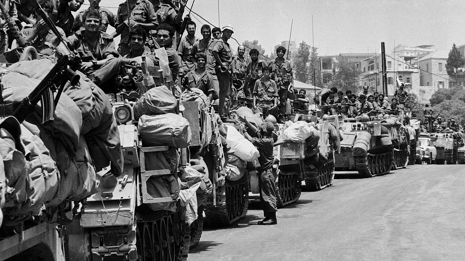 دبابات إسرائيلية على أطراف العاصمة اللبنانية بيروت أثناء اجتياح لبنان في 27 يوليو عام 1982