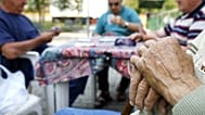 رجال مسنون يلعبون الورق في مركز ترفيهي لكبار السن في ميلانو، شمال إيطاليا، 27 أبريل 2007. متوسط العمر المتوقع في إيطاليا هو 78.3 سنة للرجال و 84 سنة للنساء.