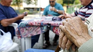 رجال مسنون يلعبون الورق في مركز ترفيهي لكبار السن في ميلانو، شمال إيطاليا، 27 أبريل 2007. متوسط العمر المتوقع في إيطاليا هو 78.3 سنة للرجال و 84 سنة للنساء.