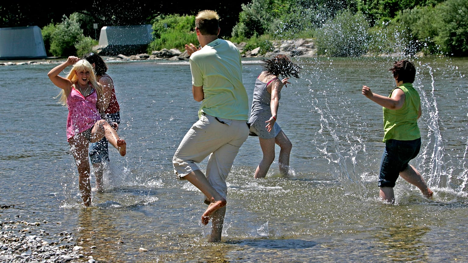 Flussbaden in Spree, Rhein und Donau? Was Deutschland von der Schweiz über badbare Flüsse lernen kann
