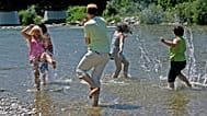 Flussbaden in Spree, Rhein und Donau? Was Deutschland von der Schweiz über badbare Flüsse lernen kann