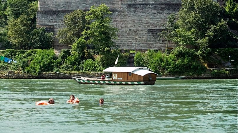 Die Schwimmer im Fluss lassen sich mit ihren sogenannten Wickelfischen treiben.