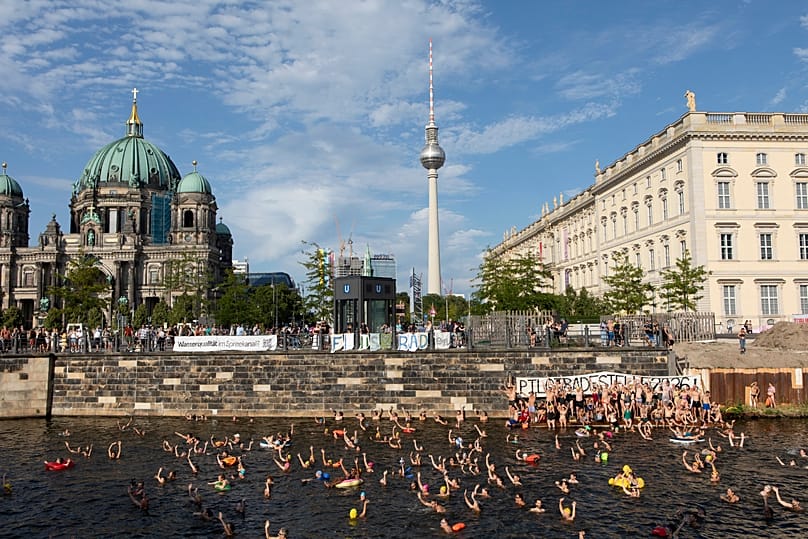 Der Verein Flussbad Berlin e.V. demonstriert für sicheres Baden in der Spree.