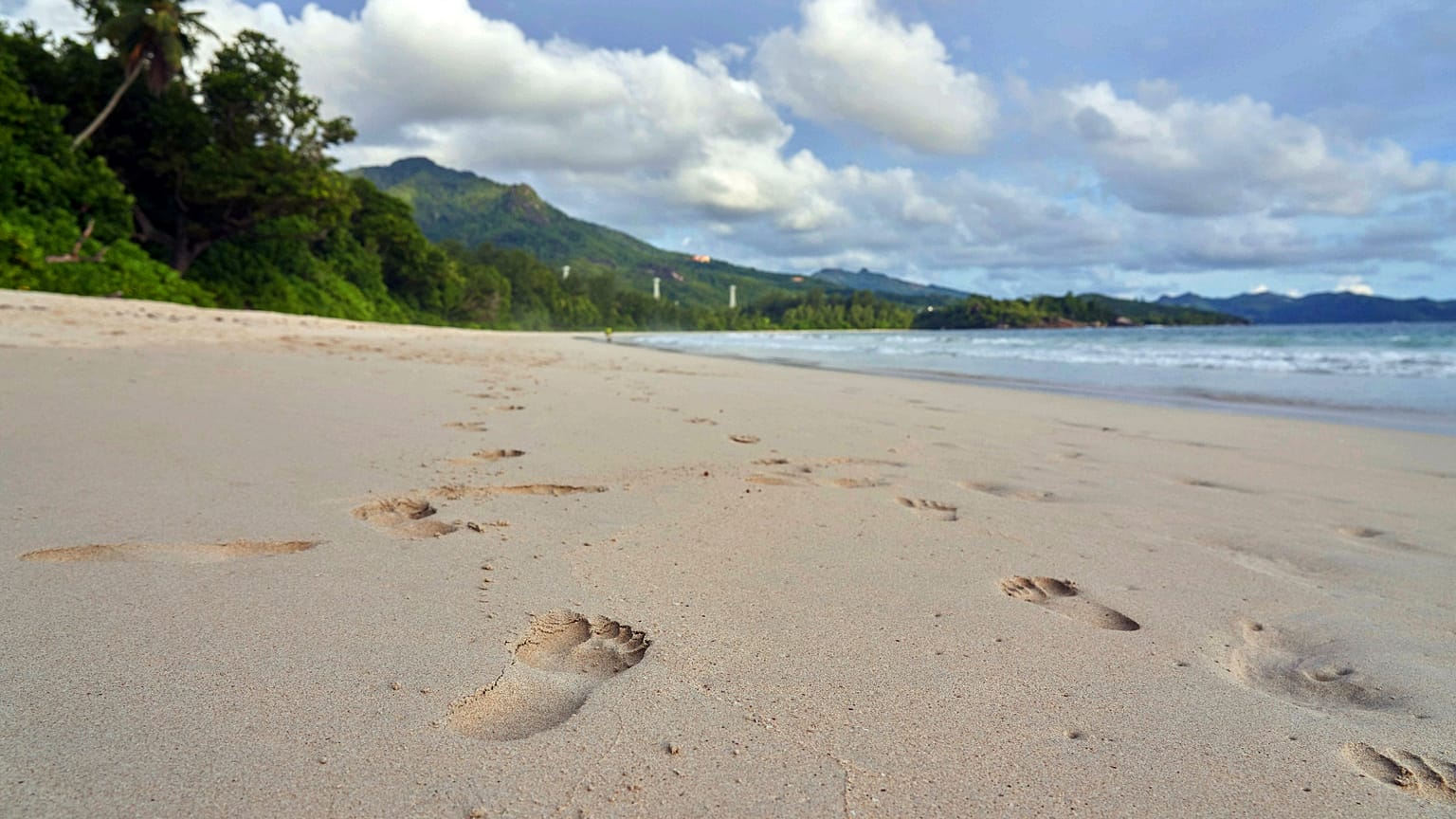 Am Strand von Mahe auf den Seychellen - Symbolbild