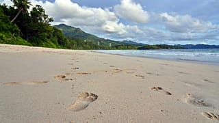 Am Strand von Mahe auf den Seychellen - Symbolbild