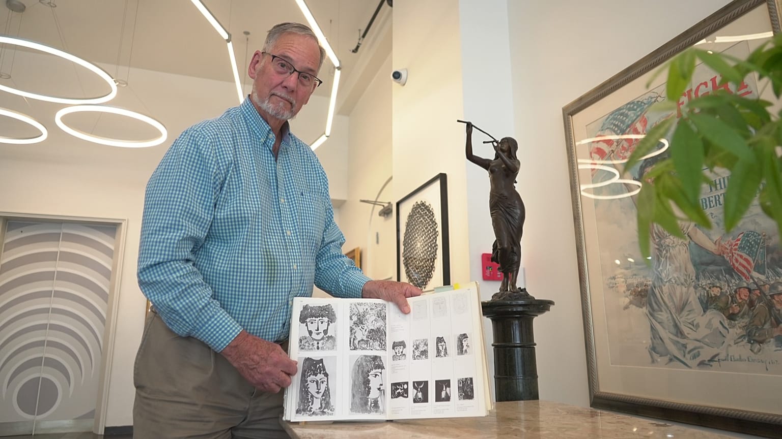 Kunsthändler Bill DeLind zeigt am 14. August 2026 in Milwaukee ein Foto einer Pablo-Picasso-Skizze (oben links), die 2018 aus seiner Galerie gestohlen wurde.