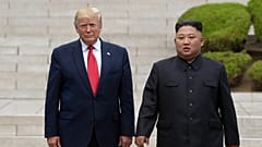 الرئيس الأمريكي دونالد ترامب يلتقي الزعيم الكوري الشمالي كيم جونغ أون في المنطقة الكورية منزوعة السلاح، 30 يونيو 2019.