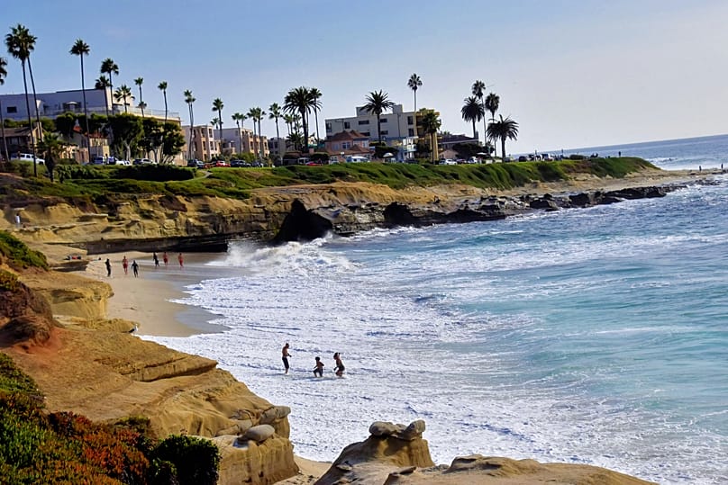 La Jolla Cove to popularne miejsce w Kalifornii dla podróżnych, którzy szukają czegoś innego niż typowa plaża