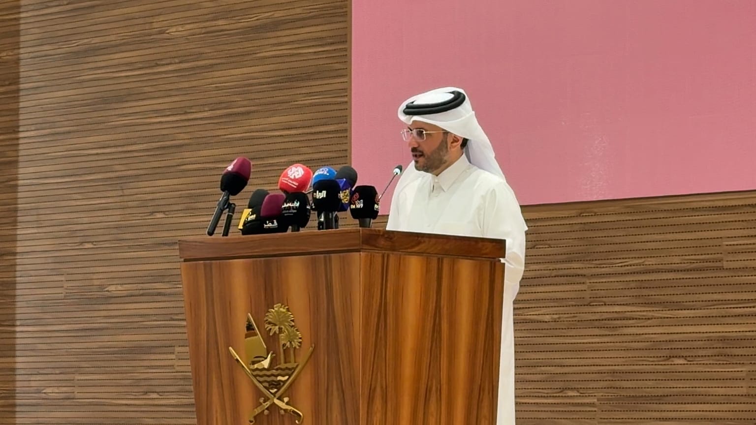 Le porte-parole du ministère des Affaires étrangères du Qatar, le Dr Majed Al Ansari, s'exprime lors d'une conférence de presse à Doha, le 4 août 2026.