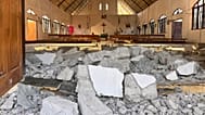Des décombres sont visibles à l'entrée d'une église endommagée par un séisme à Satar Punda, dans la province de Nusa Tenggara oriental, en Indonésie, mardi 18 août 2026.