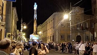 Structure illuminée de 16 mètres surmontée d'une statue de la Vierge Marie, Sora, Italie, 14 août 2026
