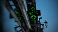 Una pantalla de farmacia marca 42 grados en París durante una ola de calor, el miércoles 29 de julio de 2026. (Foto AP/Aurelien Morissard).