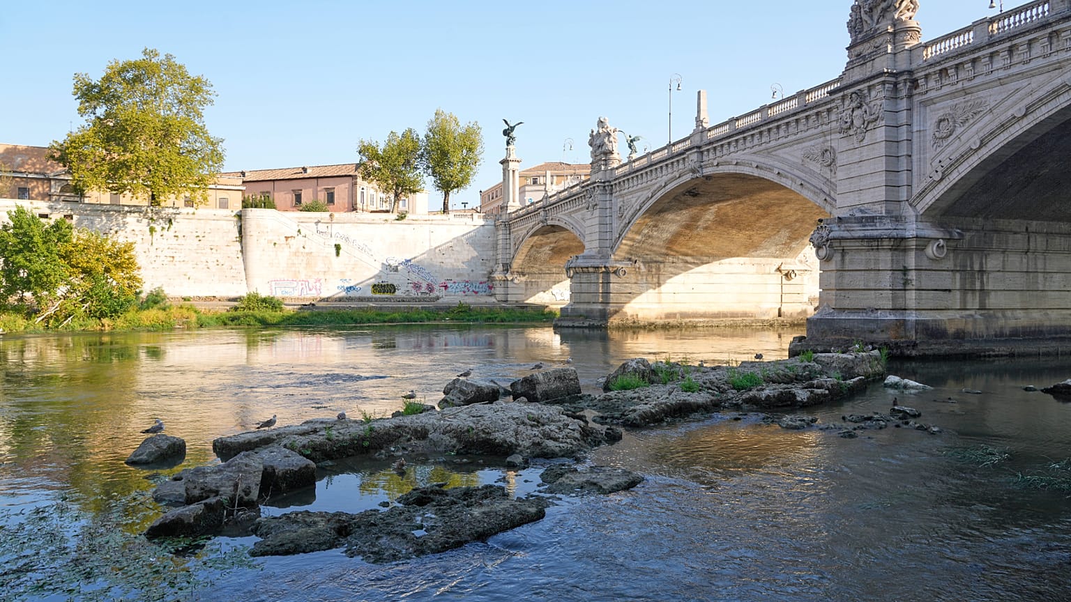 I resti del ponte neroniano riemersi a Roma nel Tevere in secca