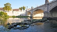 I resti del ponte neroniano riemersi a Roma nel Tevere in secca