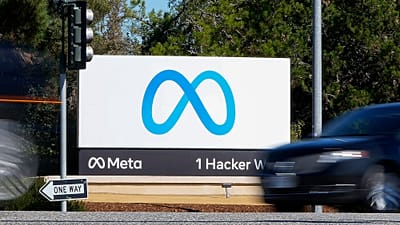 تمر سيارة بجانب شعار "ميتا" الجديد لفيسبوك على لافتة عند مقر الشركة في مينلو بارك، كاليفورنيا، في 28 أكتوبر 2021.