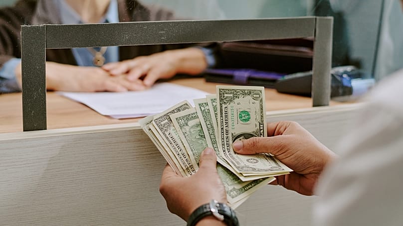 تحويلات مالية عبر أحد المصارف.