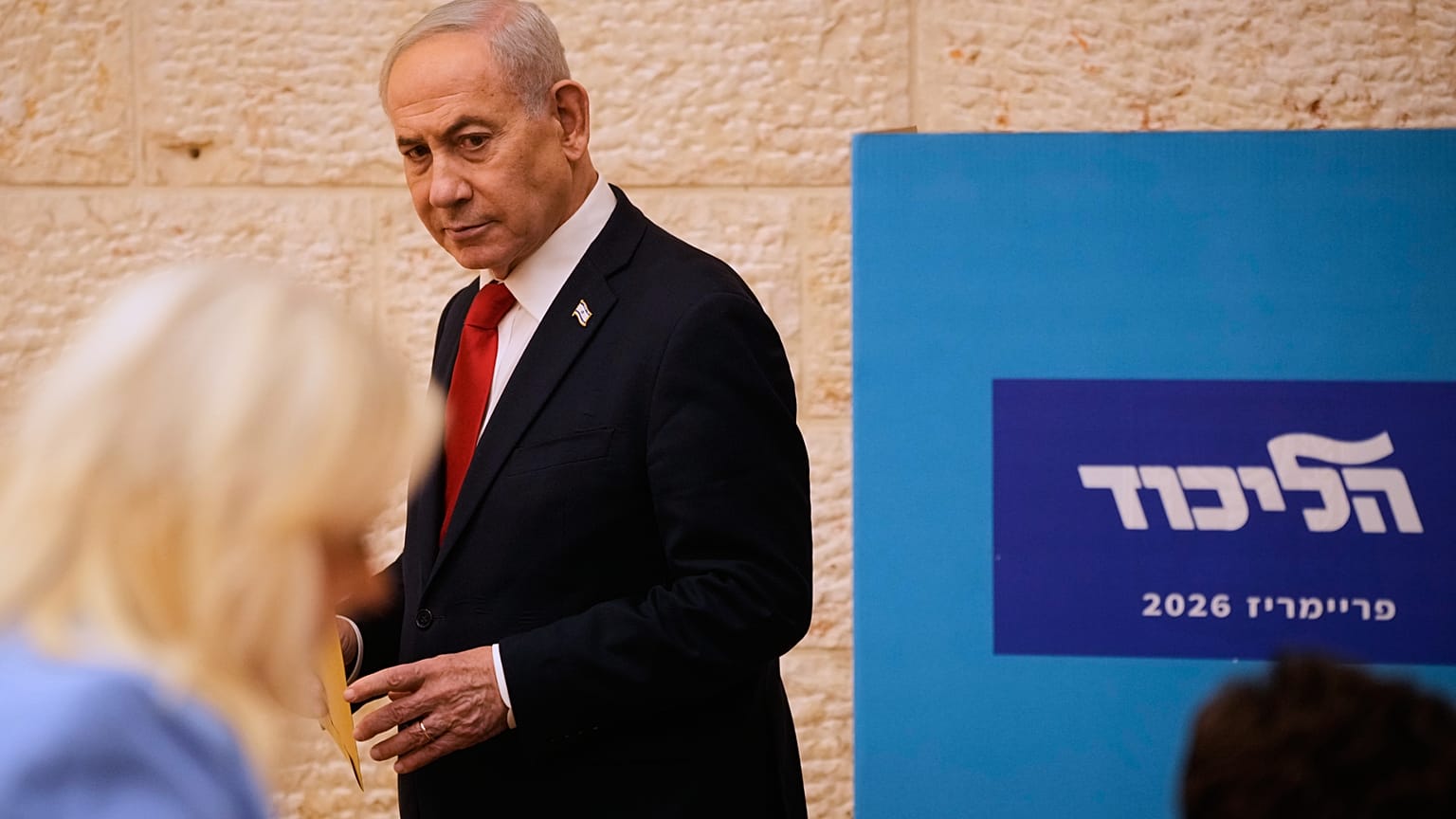 رئيس الوزراء الإسرائيلي بنيامين نتنياهو يدلي بصوته في الانتخابات التمهيدية لحزب الليكود قبل الانتخابات العامة الإسرائيلية في أكتوبر/تشرين الأول، في القدس