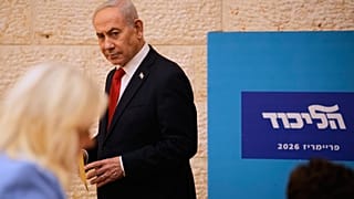 رئيس الوزراء الإسرائيلي بنيامين نتنياهو يدلي بصوته في الانتخابات التمهيدية لحزب الليكود قبل الانتخابات العامة الإسرائيلية في أكتوبر/تشرين الأول، في القدس