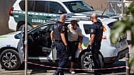 Un migrante que cruzó a España es escoltado por la Policía hacia la frontera hispano-marroquí para su regreso a Marruecos desde el enclave español de Ceuta