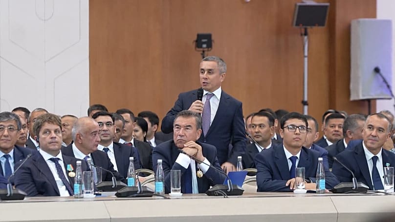 Der Eigentümer von Perfectum und Beeline Uzbekistan stellt dem Präsidenten seinen Vorschlag vor