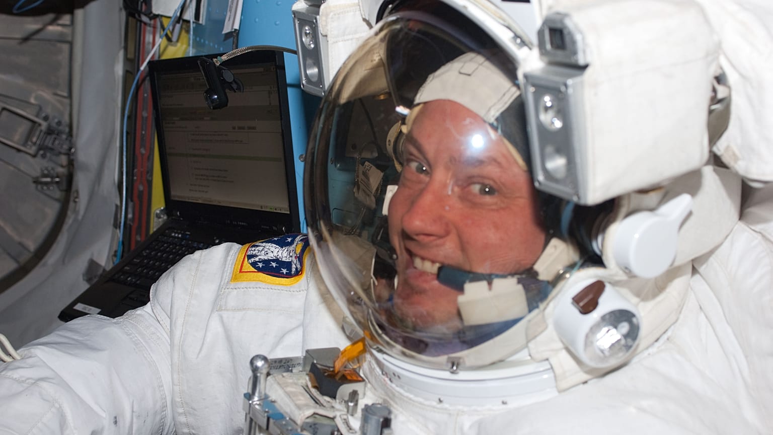 Der NASA-Astronaut Mike Fincke in der Luftschleuse Quest der Internationalen Raumstation kurz vor dem dritten Außenbordeinsatz der Mission STS-134. Bild: NASA