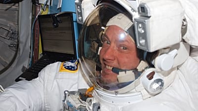 El astronauta de la NASA Mike Fincke en la esclusa Quest de la Estación Espacial Internacional antes de la tercera caminata espacial de la misión STS-134. Crédito: NASA