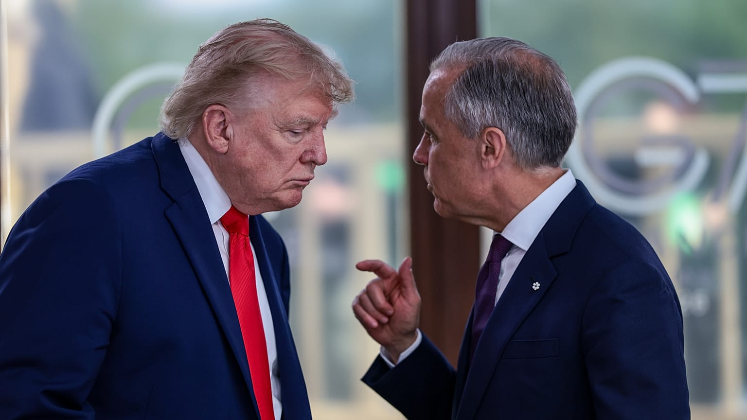 „US-Präsident Donald Trump spricht beim Arbeitsessen der G7- und Nahost-Staats- und Regierungschefs in Evian-les-Bains mit Kanadas Premier Mark Carney, 16. Juni 2026.“