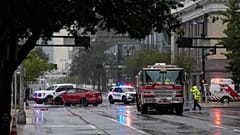 الشرطة تعاين حادث تصادم بين سيارة وشاحنة إطفاء بشوارع وسط تامبا الخالية في فلوريدا، تزامناً مع اقتراب إعصار ميلتون (9 أكتوبر 2024)