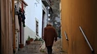 Uma idosa no bairro da Mouraria, em Lisboa, 20 de dezembro de 2013. 