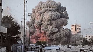 تصاعد الدخان إثر غارة إسرائيلية على مدينة غزة، الثلاثاء 28 تموز 2026.