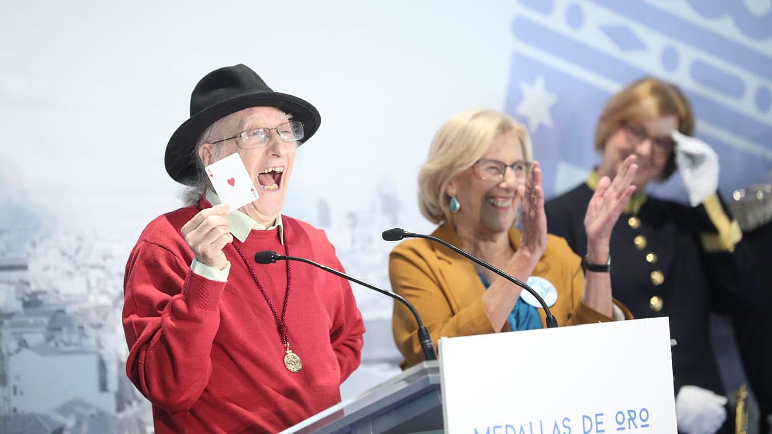Juan Tamariz, junto a Manuela Carmena, exalcaldesa de Madrid, en la entrega de la Medalla de Oro de la ciudad