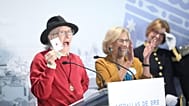 Juan Tamariz, junto a Manuela Carmena, exalcaldesa de Madrid, en la entrega de la Medalla de Oro de la ciudad