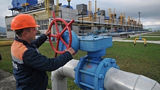 Εργαζόμενος σε ουκρανικό πρατήριο καυσίμων στο Βαλόβετς, στη δυτική Ουκρανία, την Τετάρτη 7 Οκτωβρίου 2015.
