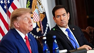 Sekretarz stanu Marco Rubio słucha, jak prezydent Donald Trump mówi podczas spotkania o amerykańskiej branży wydobywczej 7.08.2026 w Departamencie Stanu.