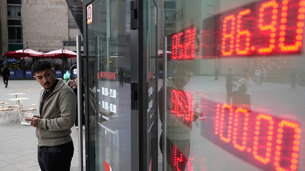 Russians pull billions from banks fearing Kremlin will seize savings for war
