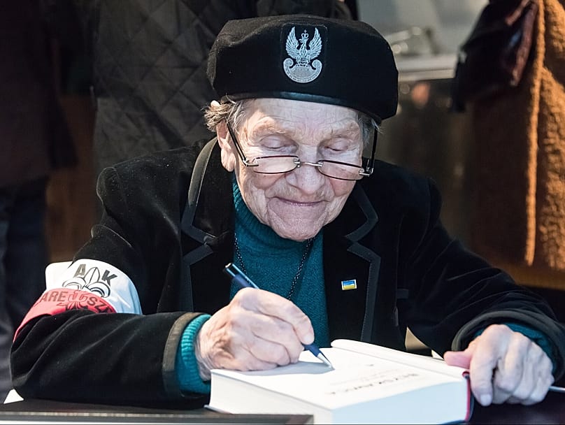 Wanda Traczyk-Stawska podpisująca książkę Błyskawica w Izbie Pamięci przy Cmentarzu Powstańców Warszawy (2022)