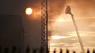 Πυροσβέστες χρησιμοποιούν εναέρια πλατφόρμα κλίμακας σε πυρκαγιά στο Κέντρο Επαναχρησιμοποίησης και Ανακύκλωσης Landmann Way, στο νότιο Λονδίνο, Δευτέρα 8 Ιουνίου 2026