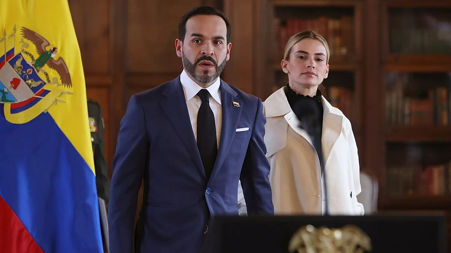 El presidente colombiano Abelardo de la Espriella llega para ofrecer una declaración sobre las labores de ayuda tras el terremoto, acompañado por su esposa, Ana Lucía Pineda