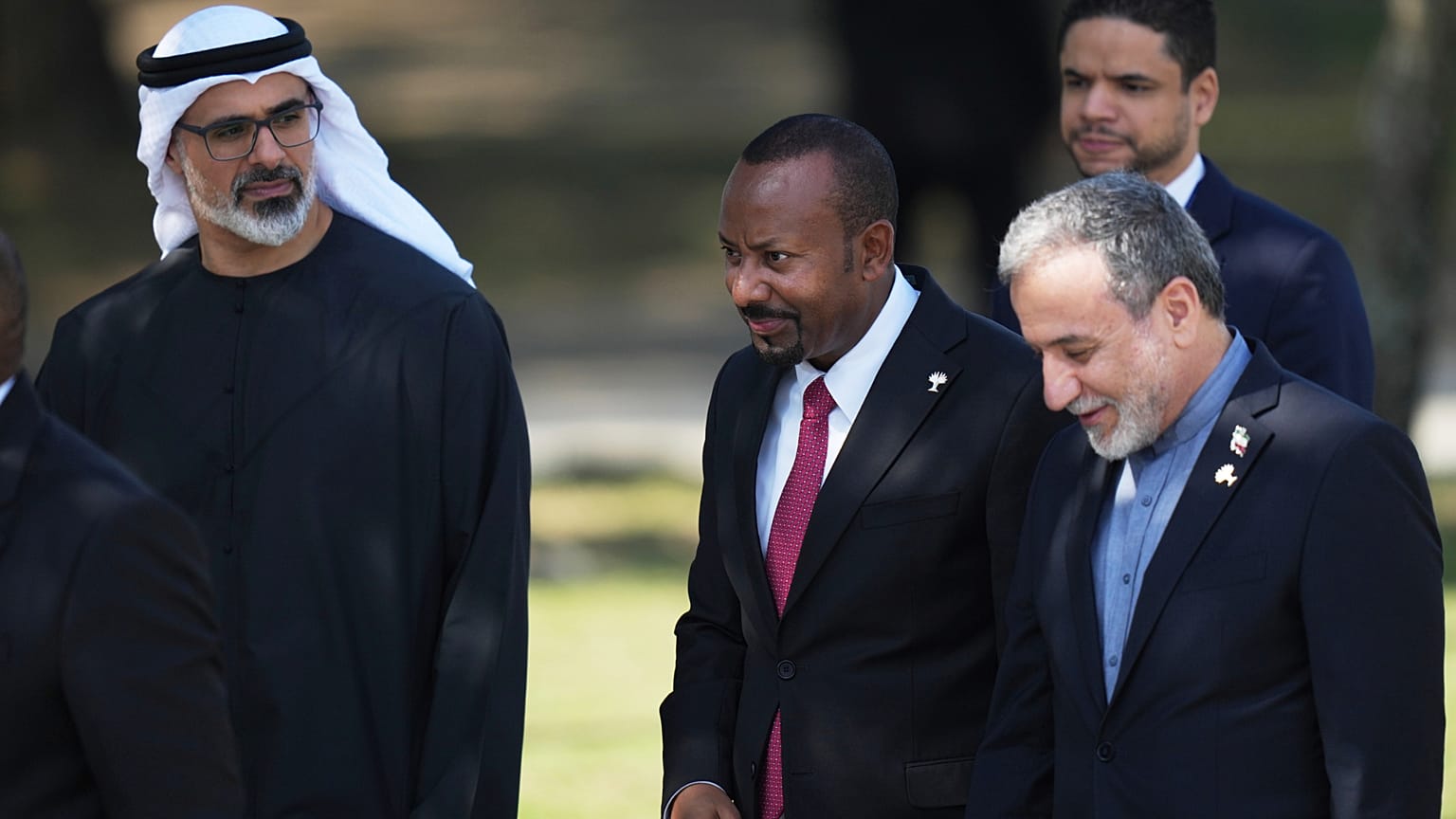  ولي عهد أبوظبي الشيخ خالد بن محمد بن زايد، ورئيس الوزراء الإثيوبي آبي أحمد، ووزير الخارجية الإيراني عباس عراقجي، في ريو دي جانيرو، 6 يوليو 2025