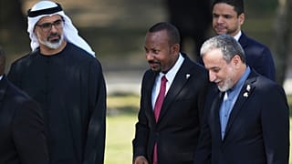  ولي عهد أبوظبي الشيخ خالد بن محمد بن زايد، ورئيس الوزراء الإثيوبي آبي أحمد، ووزير الخارجية الإيراني عباس عراقجي، في ريو دي جانيرو، 6 يوليو 2025