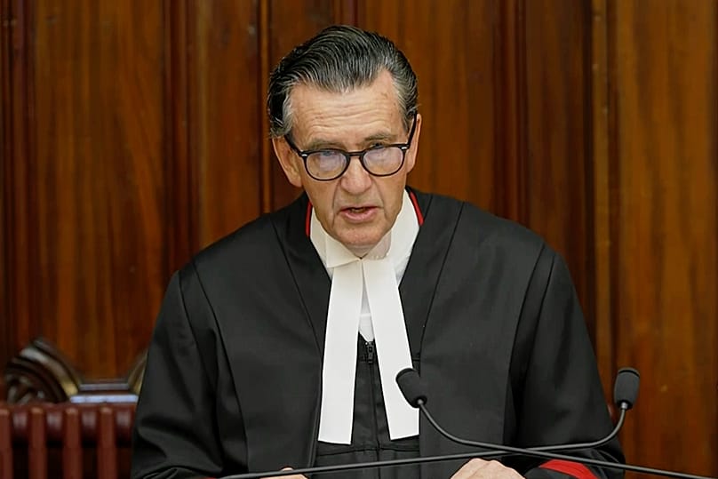 O juiz Christopher Beale lê a sentença da tripla homicida Erin Patterson no Supremo Tribunal de Vitória, em Melbourne, 8 de setembro de 2025