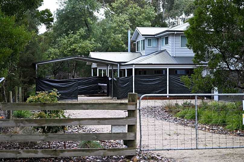 Plástico preto cobre o exterior da casa em Leongatha, 1 de julho de 2025