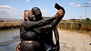Ζευγάρι καλυμμένο με λάσπη ποζάρει για μια selfie στη λίμνη Ατανασόβσκο, στο Μπουργκάς της Βουλγαρίας, στις 14 Αυγούστου 2026.