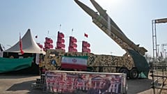 صواريخ إيرانية معروضة في ميدان آزادي بطهران ولافتة تحمل تهديدًا بقتل الرئيس دونالد ترامب، الأربعاء 29 يوليو 2026. 